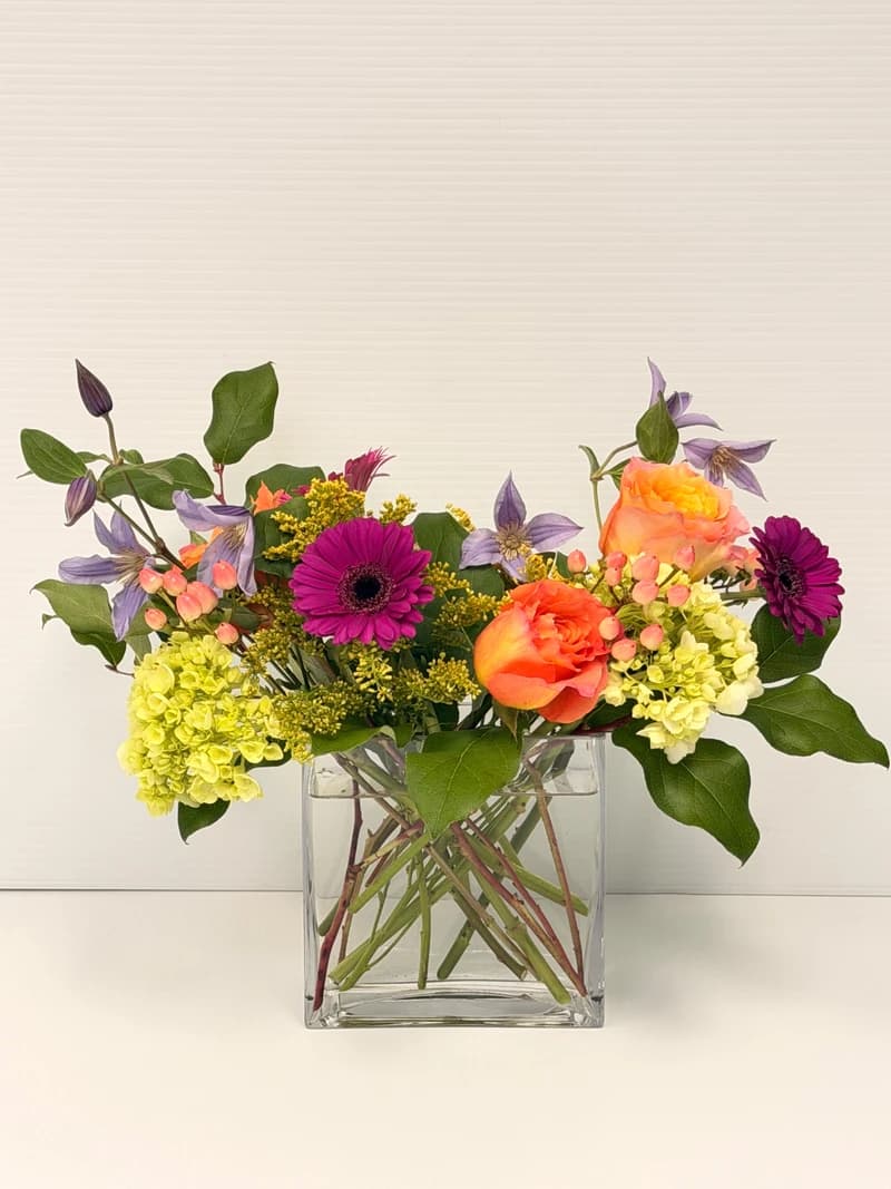 A garden-fresh mix bursting with personality — layered blooms and lush greenery gathered in a romantic, just-picked style. Arranged in a glass rectangular vase, perfect for a birthday, a thank-you, or just because.
* mixed seasonal arrangement in a glass rectangular vase*